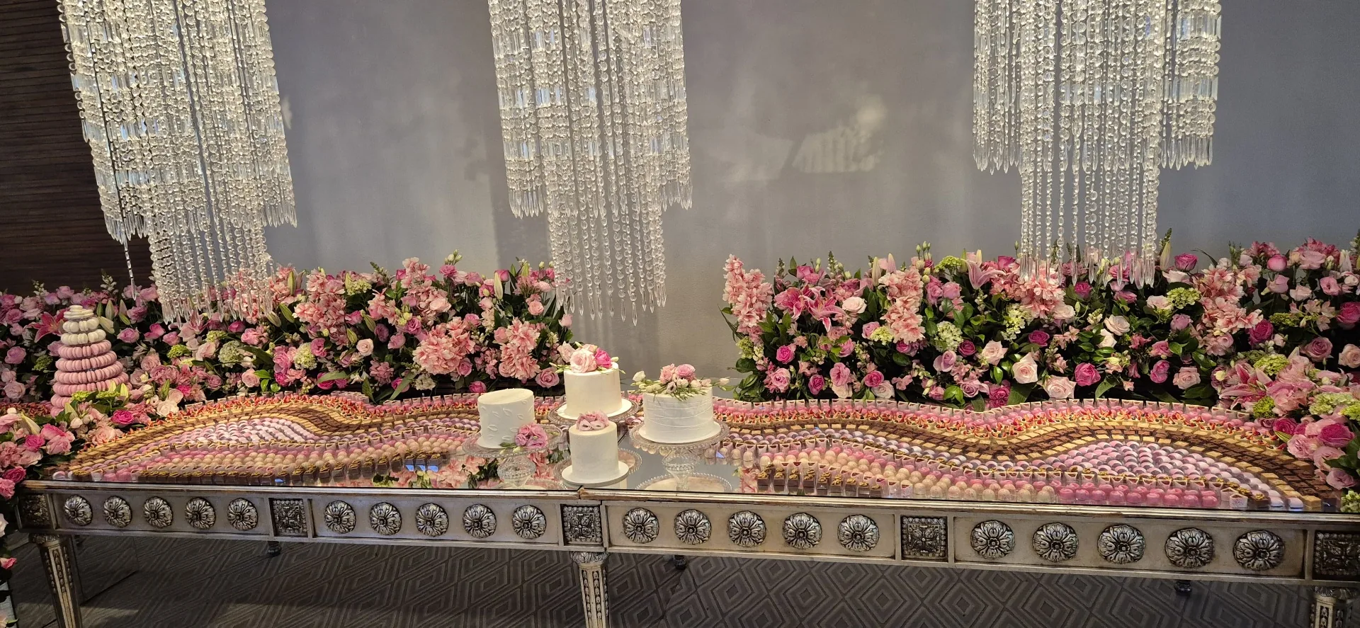 Mesa de doces finos para casamento com brigadeiros, beijinhos e bem-casados